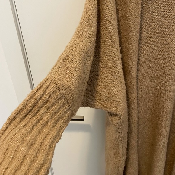 SOFT Dynamite Cardi! - Picture 3 of 3